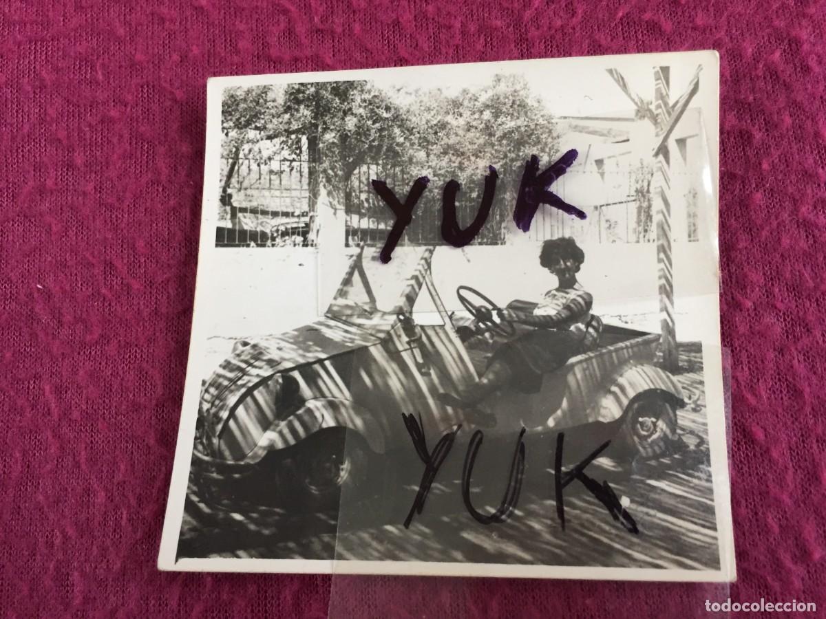 Coches y Motocicletas: Antigua fotografia original de mujer en un coche BISCUTER - AGOSTO 1958