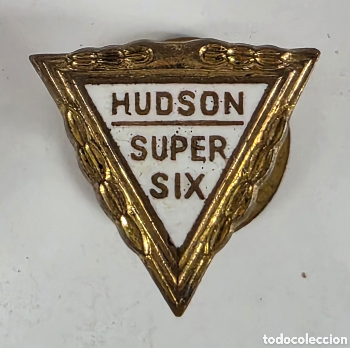 Coches y motocicletas: Antigua Insignia ojal Hudson Super Six Grabada Coen Barcelona Publicidad Autom&oacute;vil Coche Cl&aacute;sico USA