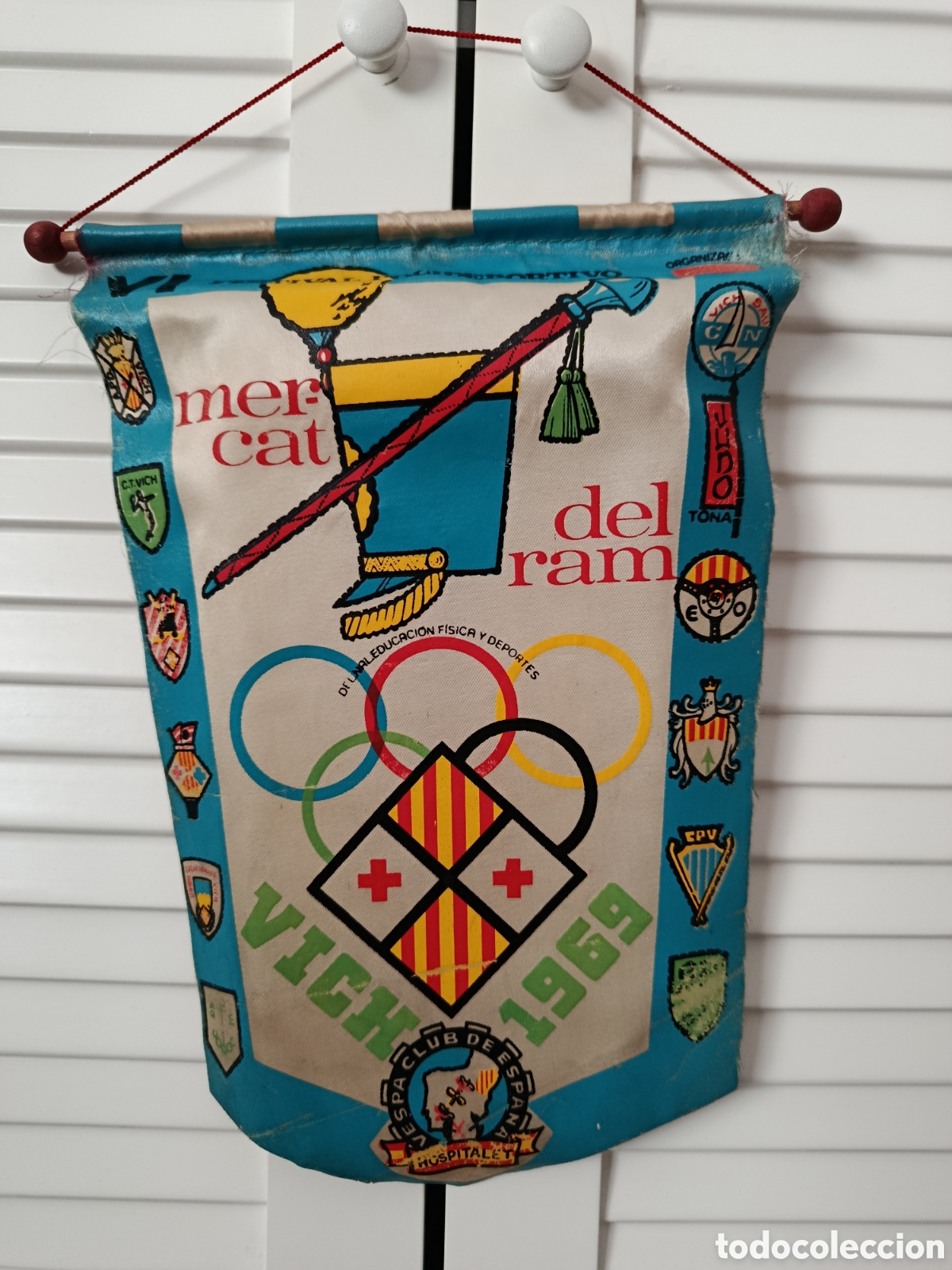 Coches y motocicletas: ANTIGUO BANDERIN MOTO VESPA CLUB DE ESPA&Ntilde;A HOSPITALET VICH 1969 MERCAT DEL RAM PENNANT