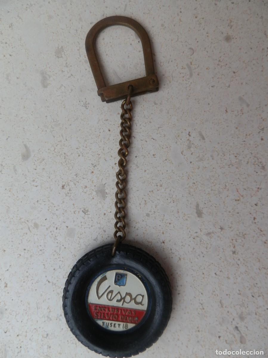 Coches y motocicletas: Llavero forma de neum&aacute;tico y publicidad Exclusivas Silvio Deola, Tuset 18 con el logotipo de Vespa.