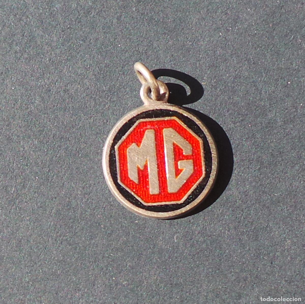 Coches y motocicletas: COLGANTE OCTOGONAL MG EN PLATA Y ESMALTE ROJO/NEGRO. EMBLEMA CL&Aacute;SICO MORRIS GARAGES.