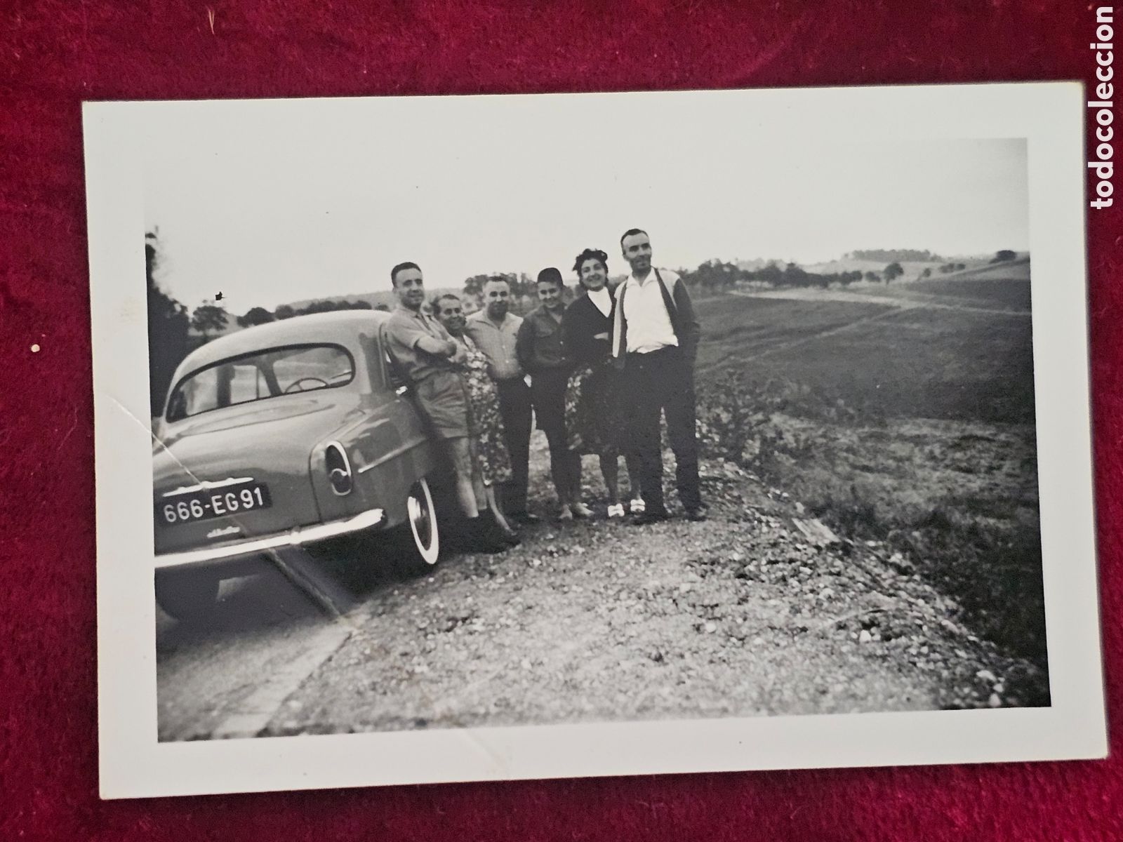 Voitures et Motocyclettes: ​Fotograf&iacute;a Antigua en Blanco y Negro - Coche Cl&aacute;sico y Grupo de Personas 1950s Renault 4CV