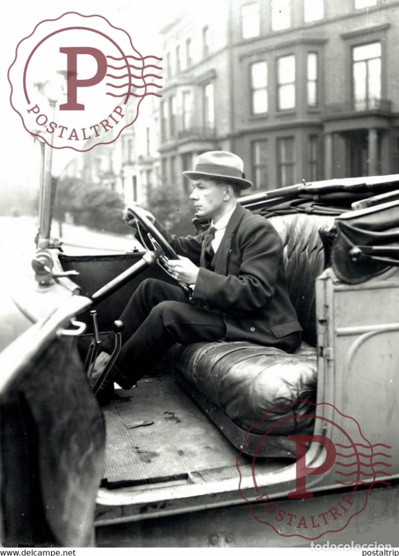 Coches y motocicletas: YOUNG MEN DRIVING AN OLD CAR AUTOMOBILE VOITURE 21*29,5CM USA MOTOR CARS COCHES Bryan Goodman Colle