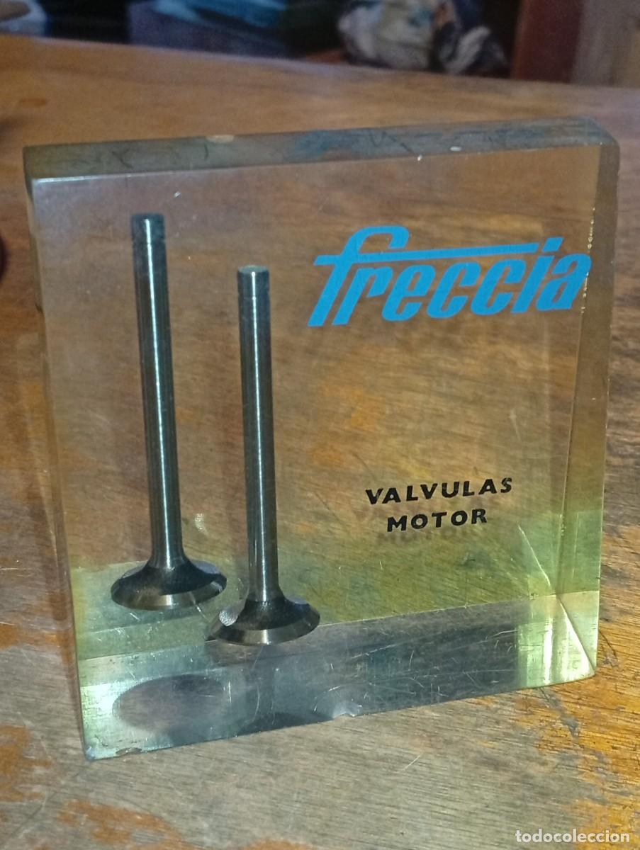 Coches y motocicletas: GENIAL PISAPAPELES VALVULAS PARA MOTORES FRECCIA RESINA LUCITE PUBLICIDAD A&Ntilde;OS 70 RECAMBIO COCHE