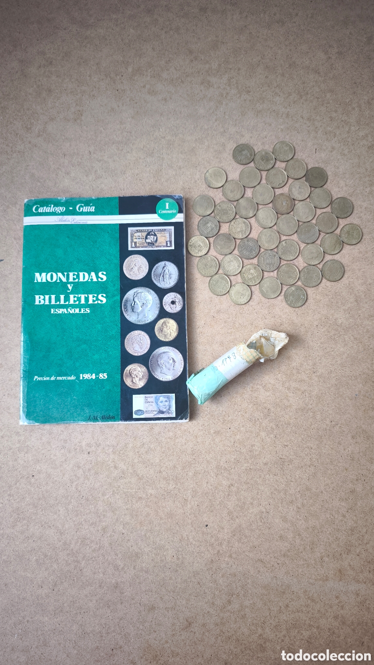 Cat&aacute;logos y libros de monedas: Lote Numism&aacute;tica: Cat&aacute;logo Gu&iacute;a Monedas y Billetes Espa&ntilde;oles (1984-85)+Lote de 40 Monedas de 1 Peset