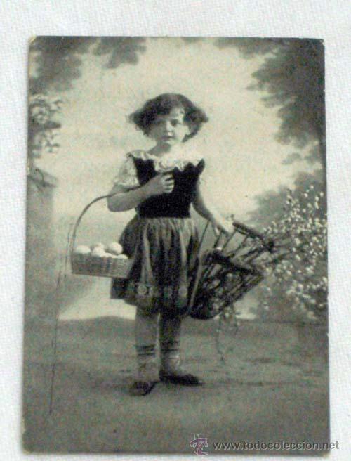 Cat&aacute;logos publicitarios: Cromo publicidad Dep&oacute;sito de calzado Rambla del centro con foto ni&ntilde;a con cestos flores y fruta