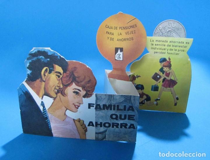 Cat&aacute;logos publicitarios: FAMILIA QUE AHORRA. CAJA DE PENSIONES PARA LA VEJEZ Y DE AHORROS. FOLLETO DESPLEGABLE 3D. 1969