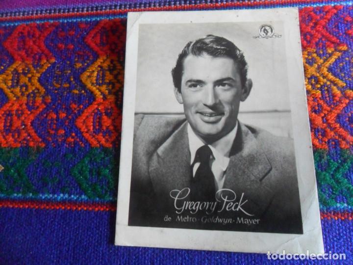 Cat&aacute;logos publicitarios: INFONAL 2 ROLLFILMS CROMO POSTAL PUBLICITARIO GREGORY PECK. A&Ntilde;OS 40. 9X7 CMS. RARO.