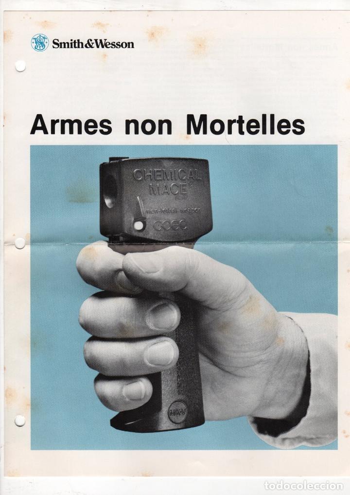 Catalogues publicitaires: DIPTICO PUBLICITARIO SMITH & WESSON. ARMES NON MORTELLES. EN FRANCES. C. 1970