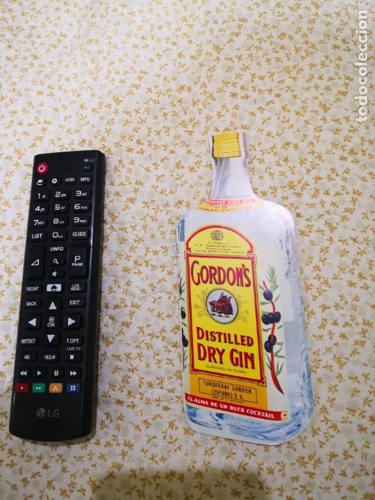 Cat&aacute;logos publicitarios: Publicidad Gordon's Ginebra A&ntilde;o 1966 troquelada