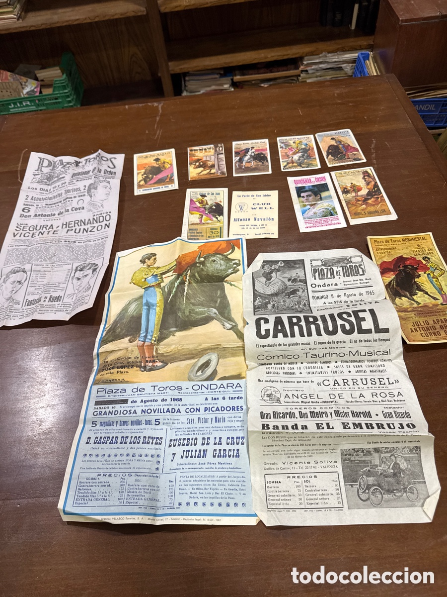 Cat&aacute;logos publicitarios: Lote de Carteles, De Toros y propaganda de mano