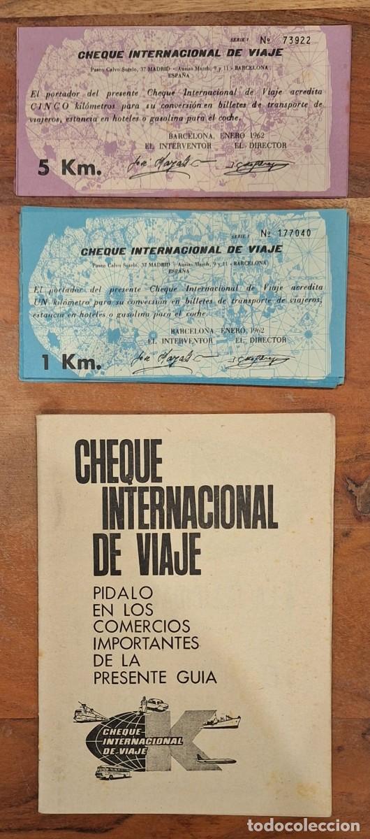 Cat&aacute;logos publicit&aacute;rios: Cat&aacute;logo promocional CHEQUE INTERNACIONAL DE VIAJE (1962) + 21 Cheques de 1 KM y 7 Cheques de 5 Km