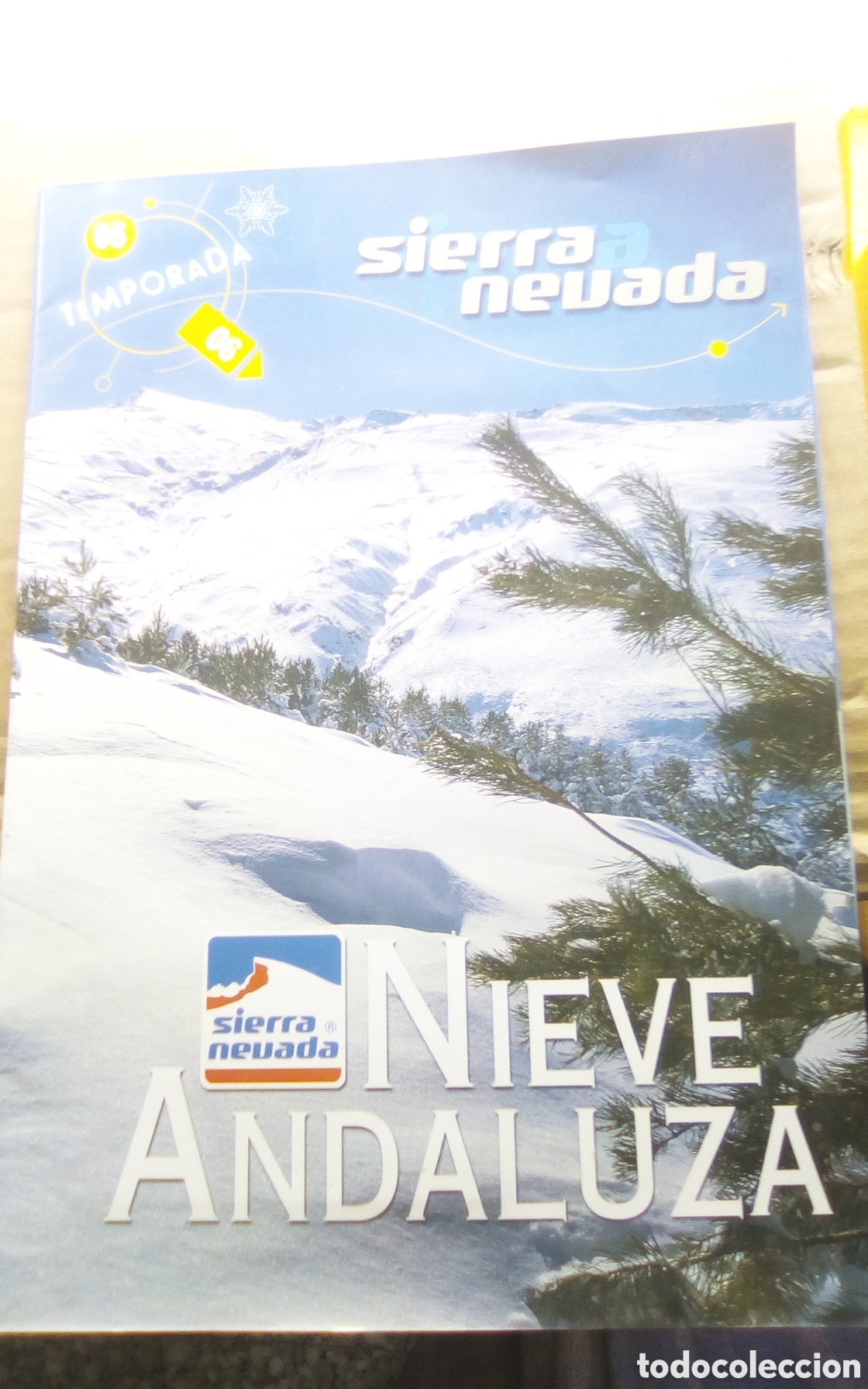 Cat&aacute;logos publicitarios: Cat&aacute;logo tur&iacute;stico. Sierra Nevada. Nieve andaluza. Temporada 2005-2006. Con 84 p&aacute;ginas.