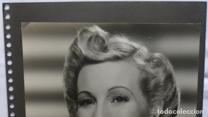 Cine: BINNIE BARNES OVERSIZED ISP, Signed in black ink - Foto 7