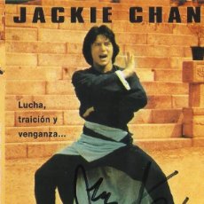 Cinema: JACKIE CHAN. EL PUÑO DEL DRAGON. AUTÓGRAFO, FIRMA ORIGINAL FOLLETO VHS. 1982. 26,5X19,5 CM.. Lote 344232018
