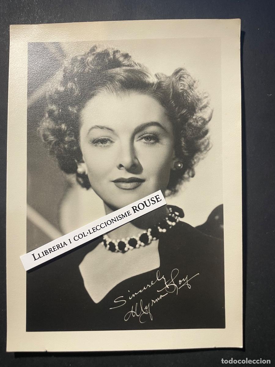 Cine: MYRNA LOY - 1905-1993 ARTISTA - A&Ntilde;OS 50 FOTOGRAFIA ORIGINAL AUTOGRAFIADA FACSIMILADA 18X13 CM.