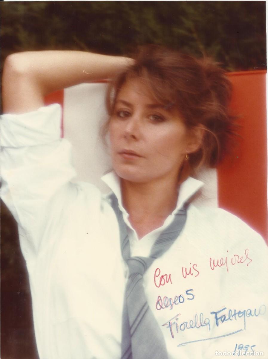 Cine: Fiorella Faltoyano. Imagen en papel firmada. 1994. 24x17,5 cm. Montada en cartulina. Actriz cine.