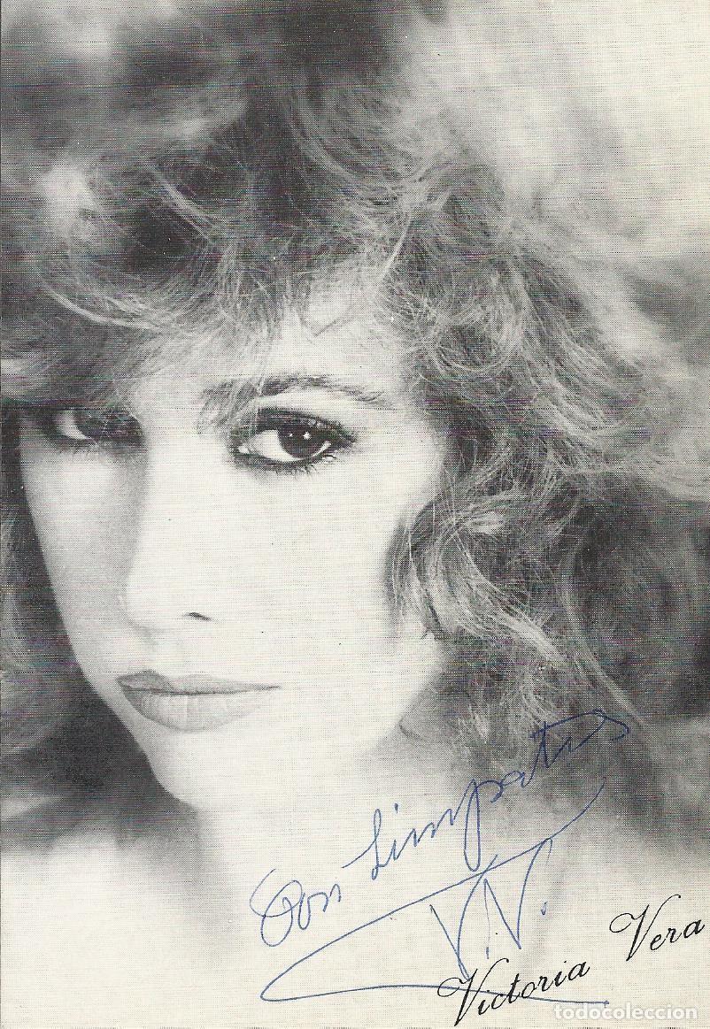Cine: Victoria Vera. Fotograf&iacute;a firmada y dedicada. Actriz. 1995. Postal promocional. 15x10,5 cm.