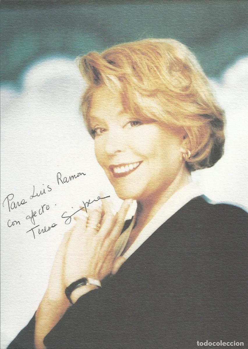 Cine: Teresa Gimpera. Actriz y modelo. Fotografia firmada y dedicada. 21x15 cm. 1997. En papel.