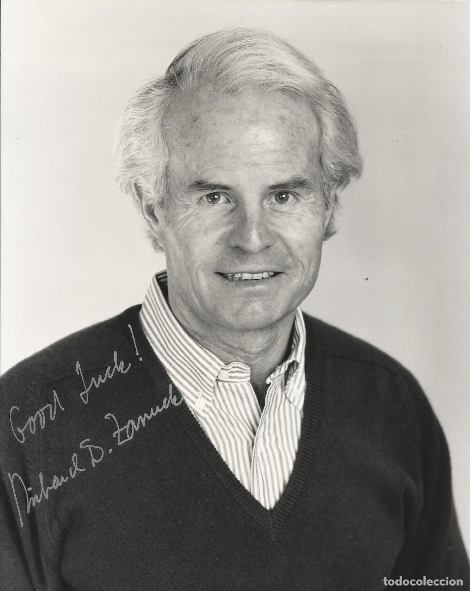 Cine: Richard D. Zanuck. Fotografia firmada y dedicada. Productor cine y televisi&oacute;n. 25x20 cm. 1994. USA.