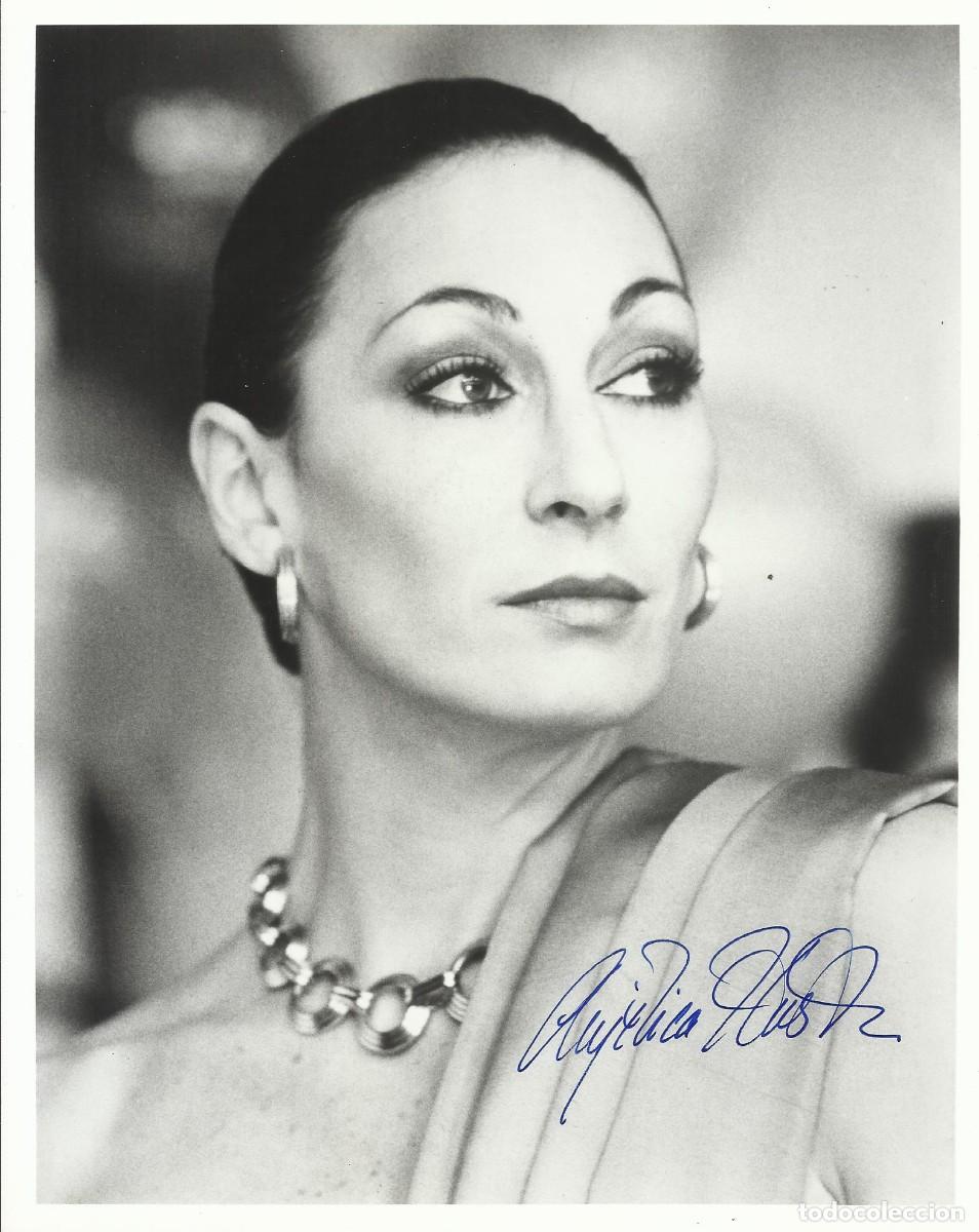 Cine: Anjelica Huston. USA. Fotograf&iacute;a firmada. Aut&oacute;grafo, autograph. Con COA. Papel Kodak. 25x20 cm.