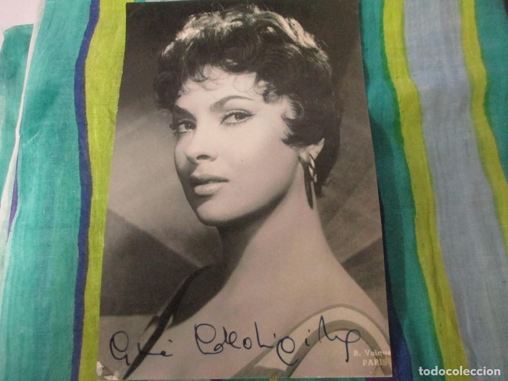 Cine: Foto promocional antigua de Gina LoLLobrigida con firma