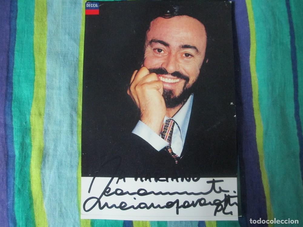 Cine: Foto del tenor italiano Luciano Pavarotti con su autografo
