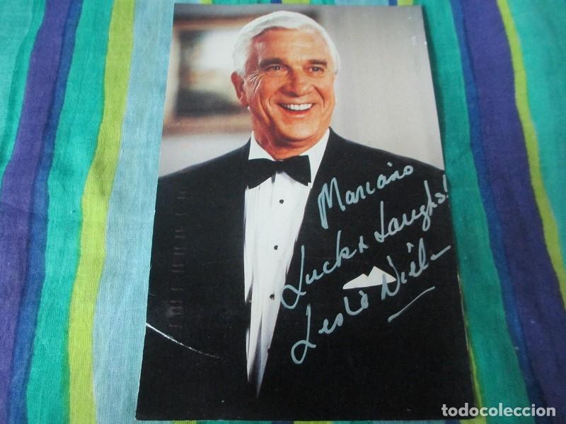 Cine: Foto promocional firmada de Leslie Nielsen