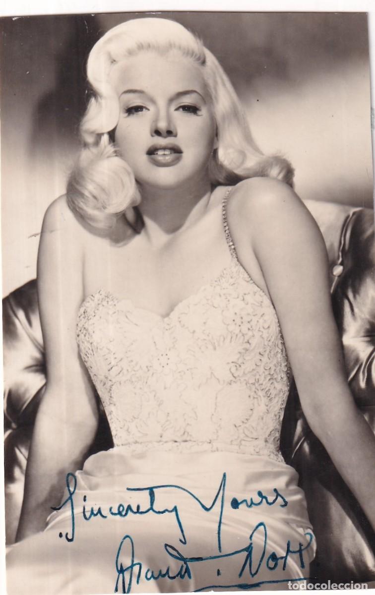 Cine: Tarjeta postal recortada con aut&oacute;grafo original de la actriz Diana Dors