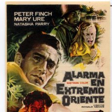 Cine: ALARMA EN EXTREMO ORIENTE 1957 (FOLLETO DE MANO ORIGINAL CON PUBLICIDAD CINE CERVANTES VILLENA