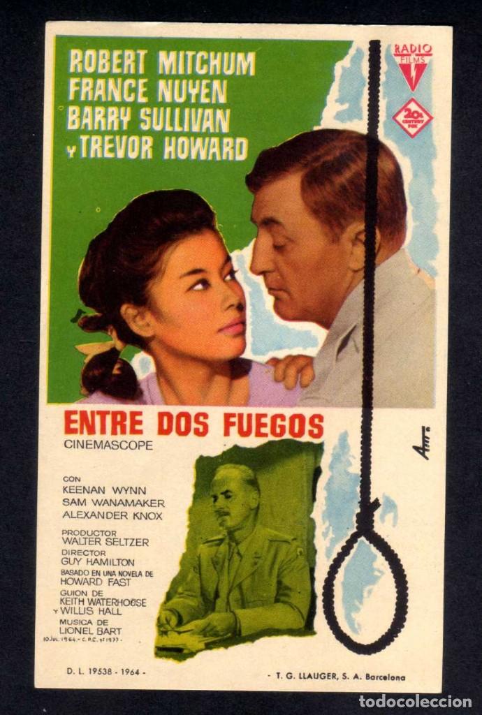 Cine: FOLLETO DE MANO: ENTRE DOS FUEGOS, robert mitchum, france nuyen, barry sullivan - sin publi