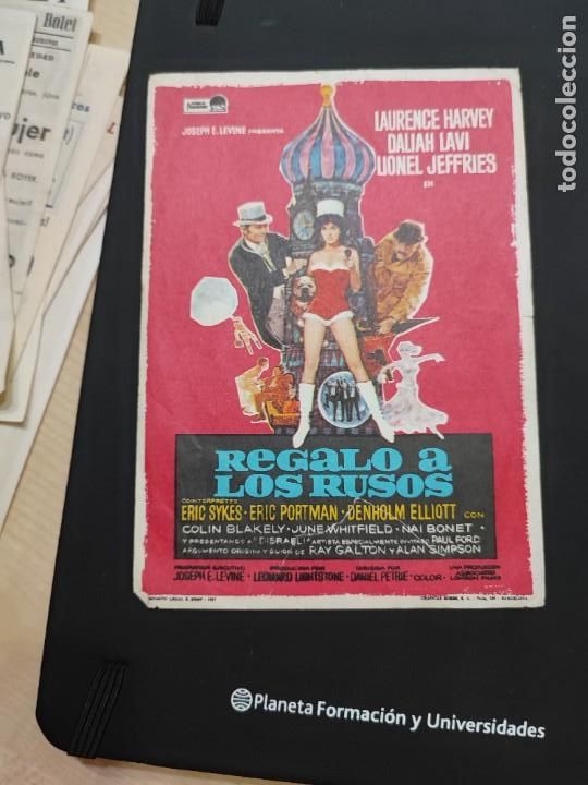 Cine: folleto de mano REGALO A LOS RUSOS , Laurence Harvey ,