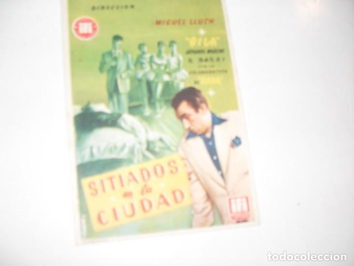 Cine: programa de mano sencillo,sin texto publicitario.titulo: SITIADOS EN LA CIUDAD.