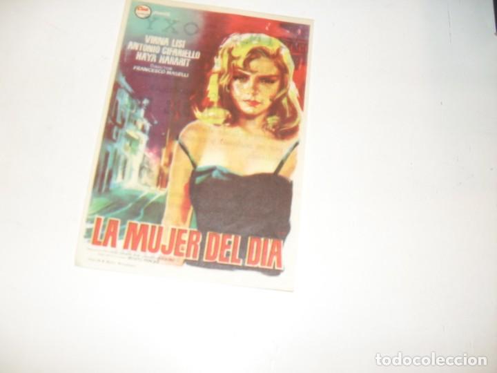  Flyers Publicitaires de films Anciens: programa de mano sencillo,con texto publicitario.titulo: LA MUJER DEL DIA.
