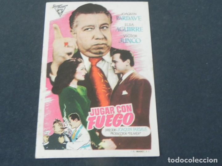 Folhetos de m&atilde;o de filmes antigos de cinema: FOLLETO DE CINE - JUGAR CON FUEGO (JOAQUIN PARDAVE / ELSA AGUIRRE)