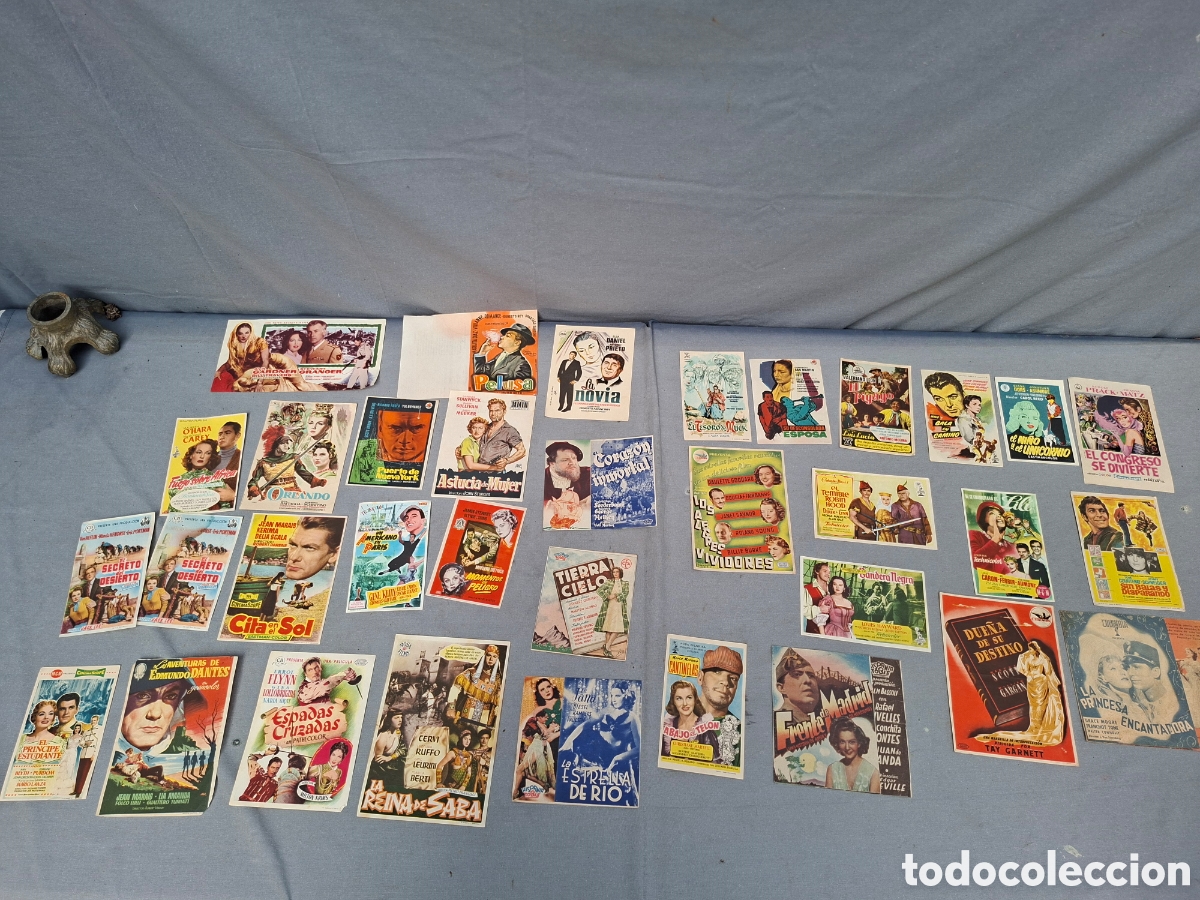 Cinema: (1) Lote de 30 folletos de cine de mano antiguo