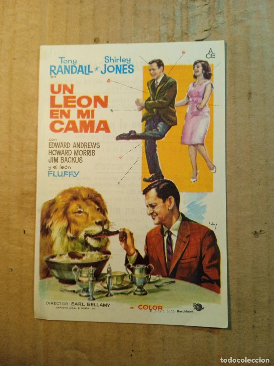 Cine: FOLLETO DE MANO CON PUBLICIDAD UN LE&Oacute;N EN MI CAMA