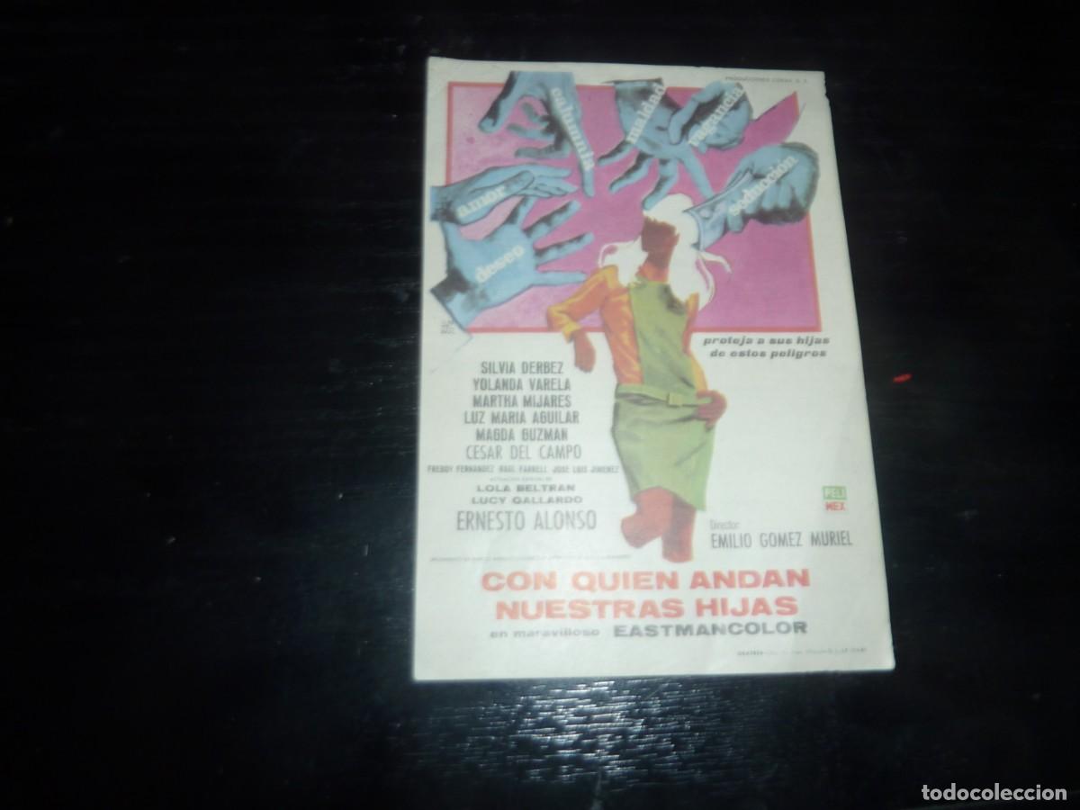 Cine: Folleto de cine CON QUIEN ANDAN NUESTRAS HIJAS con publicidad