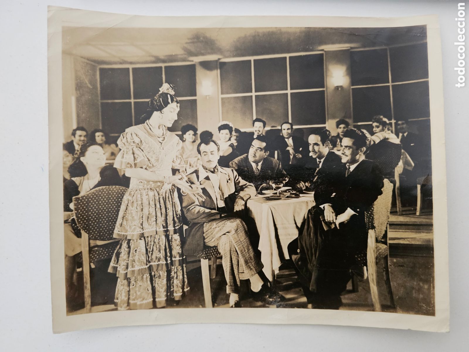 Cine: de un filme espa&ntilde;ol rodado entre 1935 y 1950, ambientado en un ambiente folkl&oacute;rico o de cabaret/tabl
