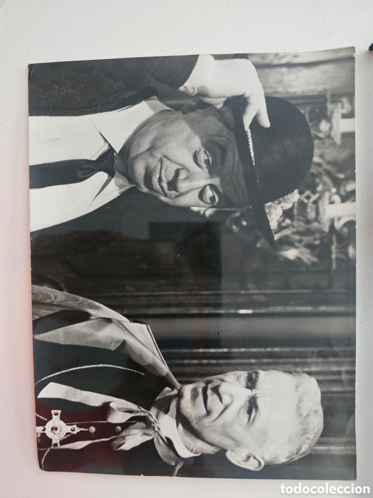 Cine: Foto publicitaria original de cine (1937) &ndash; Adolphe Menjou y Andy Devine en Ha nacido una estrella (