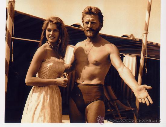 Cine: (NOTABLE FOTO INEDITA DE BRIGITTE BARDOT Y KING DOUGLAS) MEDIDAS 20 X 30 APROXIMADAMENTE)