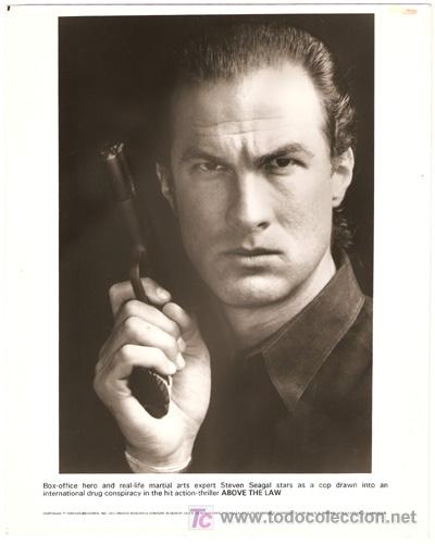 Cin&eacute;ma: FCJ 0406 STEVEN SEAGAL POR ENCIMA DE LA LEY FOTO B/N ORIGINAL AMERICANA