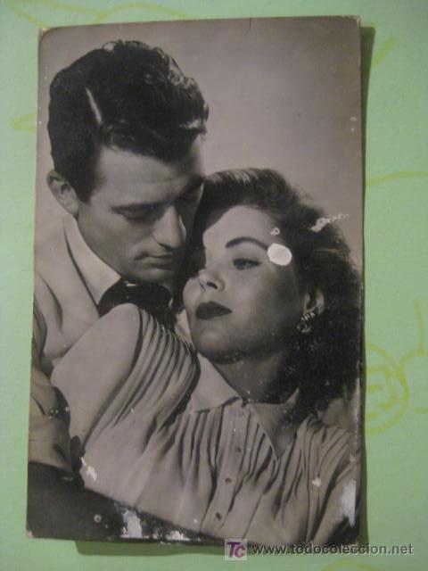 Cine: POSTAL  FOTOGRAFICA  GREGORY PECK Y DOROTHY MC. GUIRE