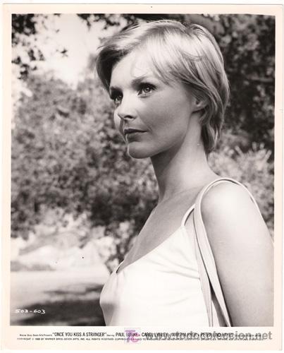 Kino: FCJ 3311 CAROL LYNLEY NO BESES A UN EXTRA&Ntilde;O FOTO B/N ORIGINAL AMERICANA