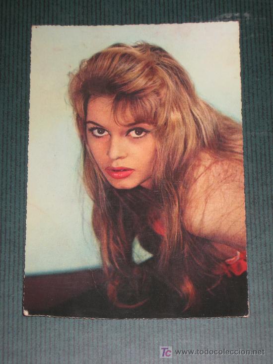 Cine: Bonita postal de Brigitte Bardot. Foto Sam Levin. Sin circular.