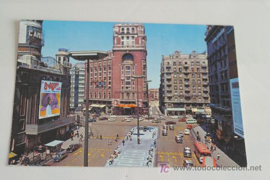 Cine: Tarjeta Postal de la plaza del Callao, Madrid. Con el cartel de la pel&iacute;cula Erot&iacute;ssimo. Men&uacute; 1974.