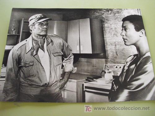 Cine: Foto Original : CHARLTON HESTON Y UNA ACTRIZ EN UNA ESCENA DE PEL&Iacute;CULA. 17x12 cm. Sello Ministerio d