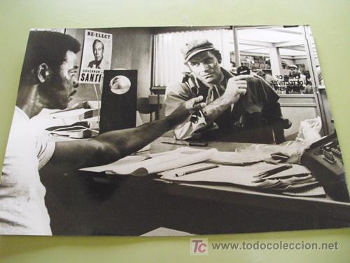 Cine: Foto Original : CHARLTON HESTON Y UN ACTOR EN UNA ESCENA DE PEL&Iacute;CULA. 17x12 cm. Sello Ministerio d