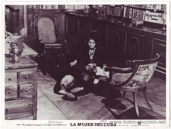 Cine: Sophia Loren: La Mujer del Cura. Fotograf&iacute;a tama&ntilde;o 23,8 x 18 cm. (A&ntilde;os 70)
