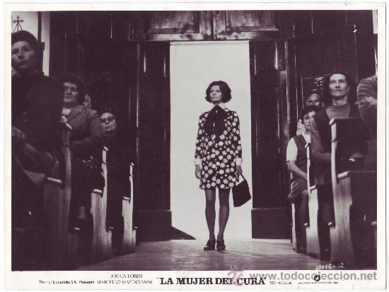 Cine: Sophia Loren: La Mujer del Cura. Fotograf&iacute;a tama&ntilde;o 23,8 x 18 cm. (A&ntilde;os 70)